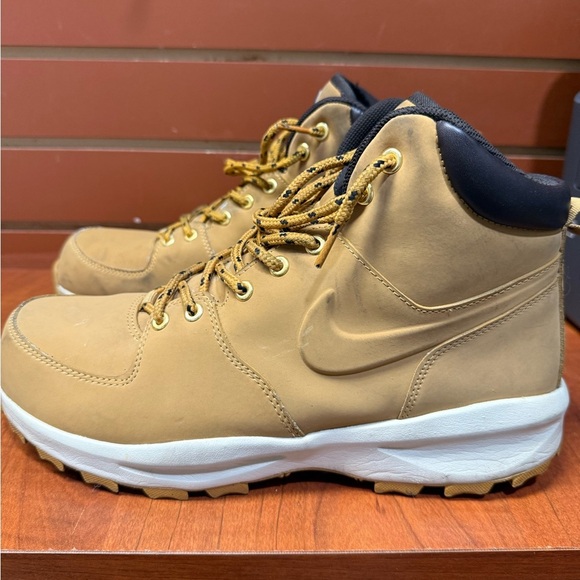 Nike Tan and Black Hiking Boots with Ankle Support - Picture 3 of 9